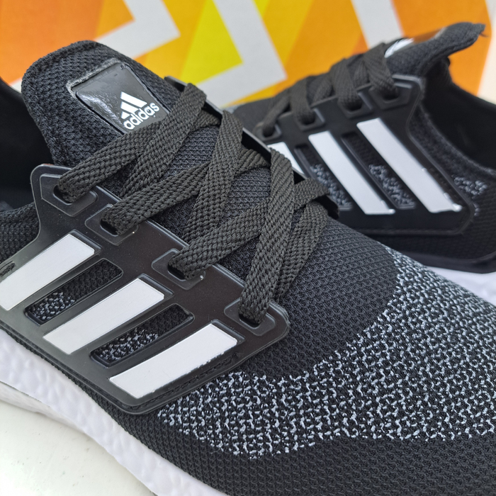 UltraBoost - (Primeira Linha) x Preto/Branco
